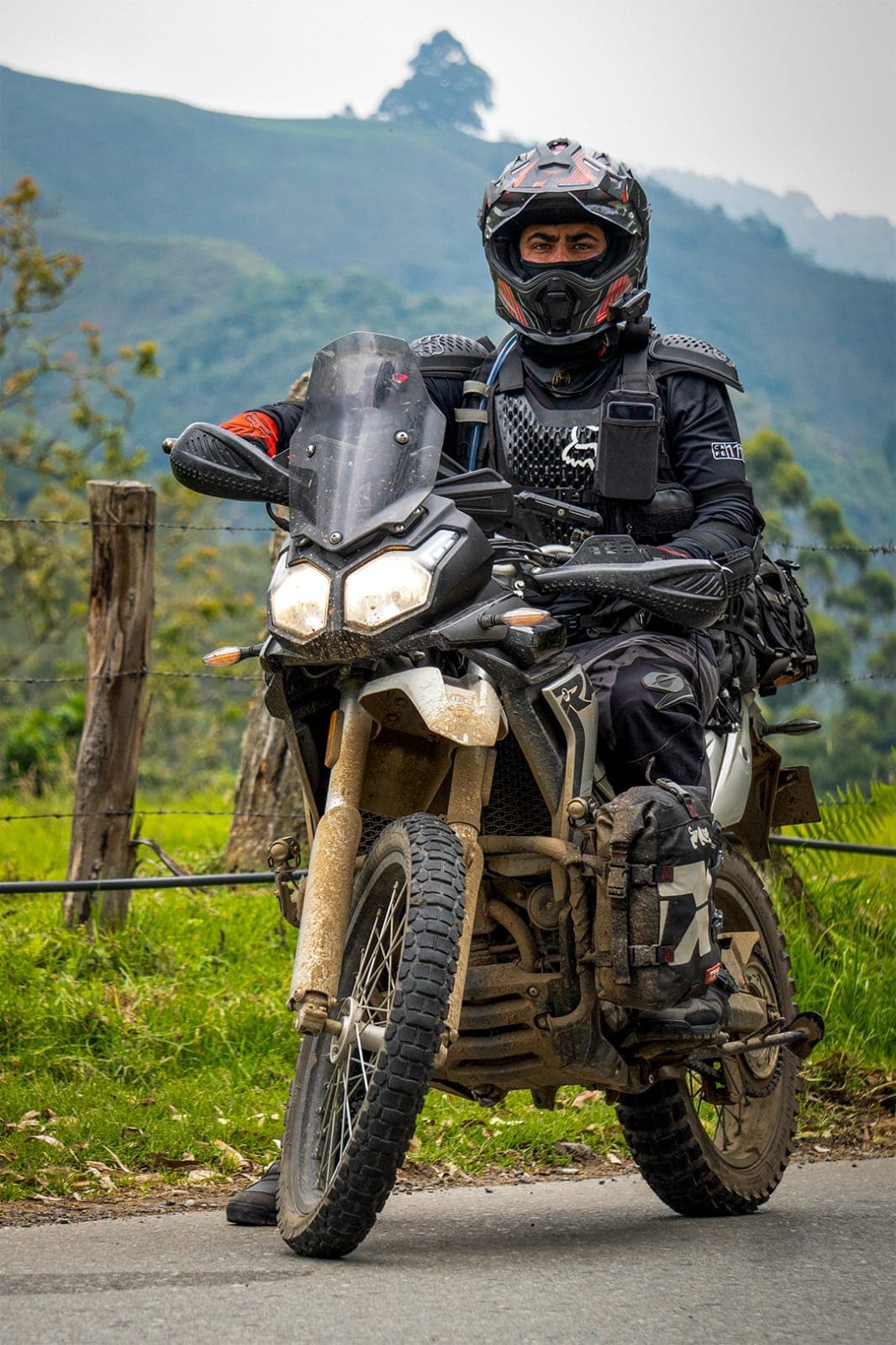 Piloto da Escudería 11:11 em uma estrada de montanha, a caminho de um rolê